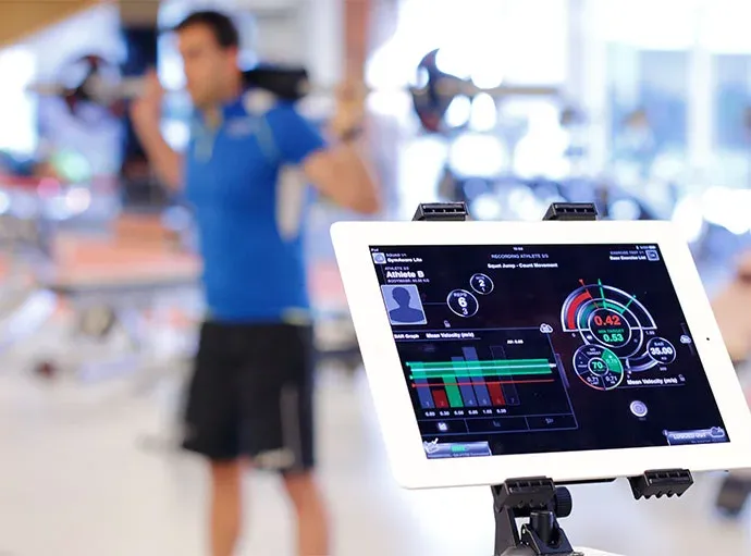 Tablet kamerasıyla test uygulayan sporcu